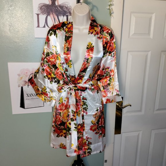 Women's Floral Kimono Satin Short Robe Size: M / L - Picture 3 of 13